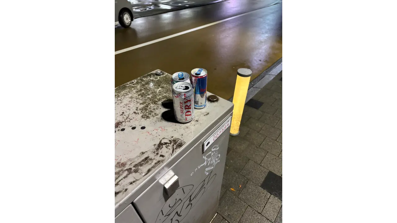 街角の設備の上に置き去りにされた空き缶