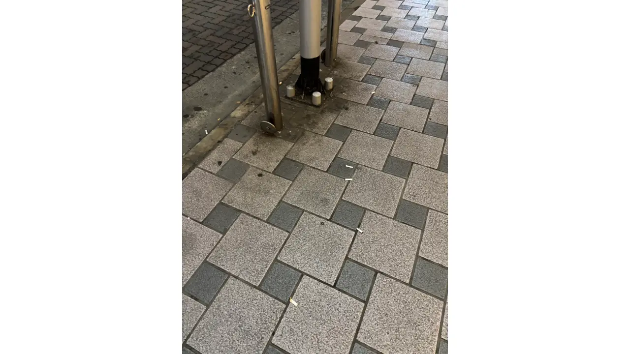 歩道に落ちている吸い殻